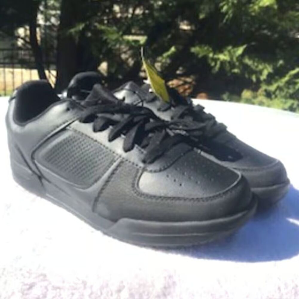 Size: 8 Work Safety or Casual Shoes . Slip Resistant . Tredsafe . New in Box